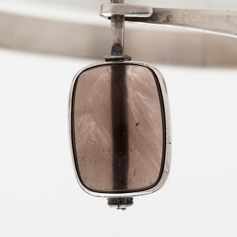 Armring, rökkvarts, silver, Veikko Reinikka, Kalevala Koru, Helsingfors 1960.