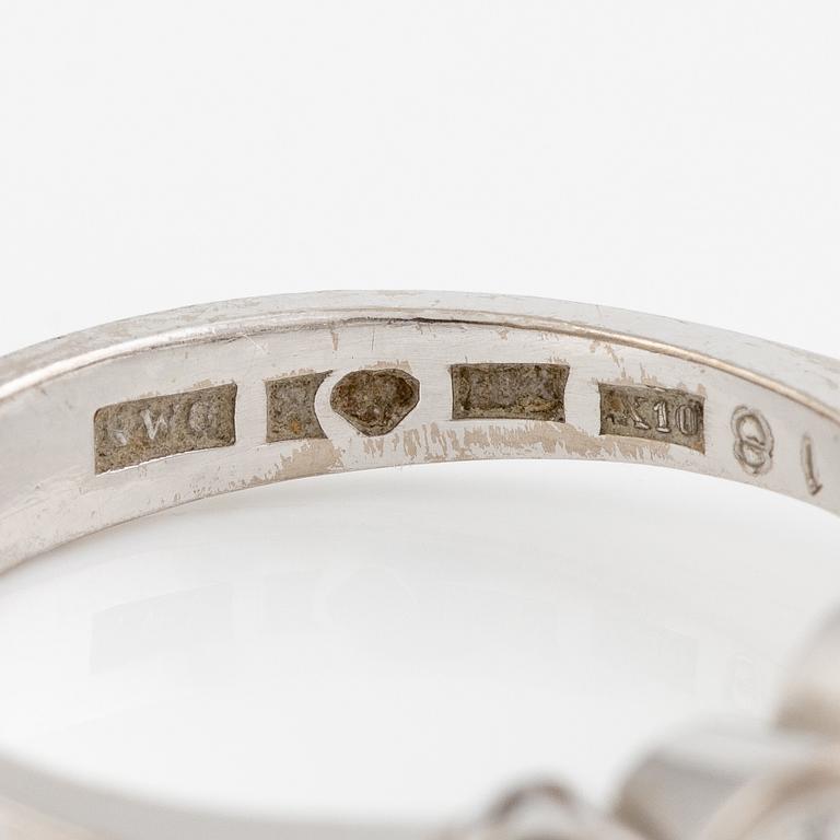 Ring 18K vitguld med fem gammalslipade diamanter.