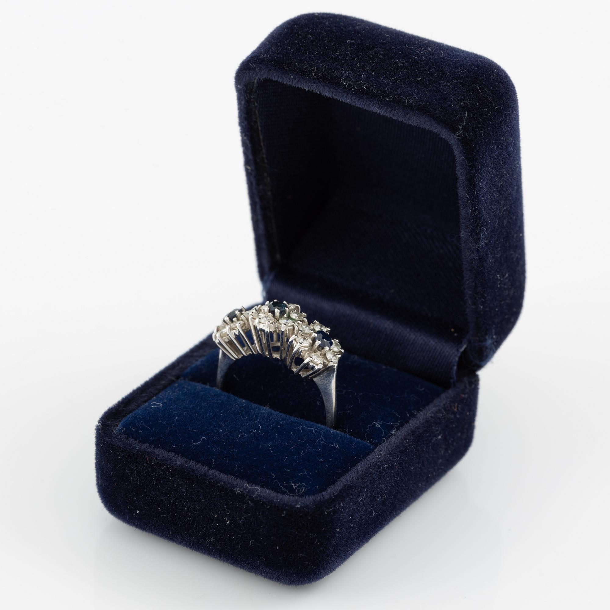 Ring in 18K white gold set with sapphires and brilliant-cut diamonds,.