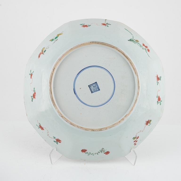 A famille verte dish, Qing dynasty, Kangxi (1662-1722).