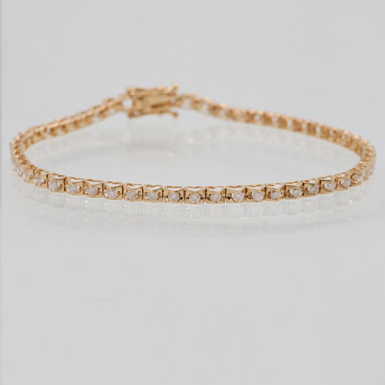 ARMBAND, 18K guld med 51 briljantslipade diamanter ca 0.98 ct. Vikt.