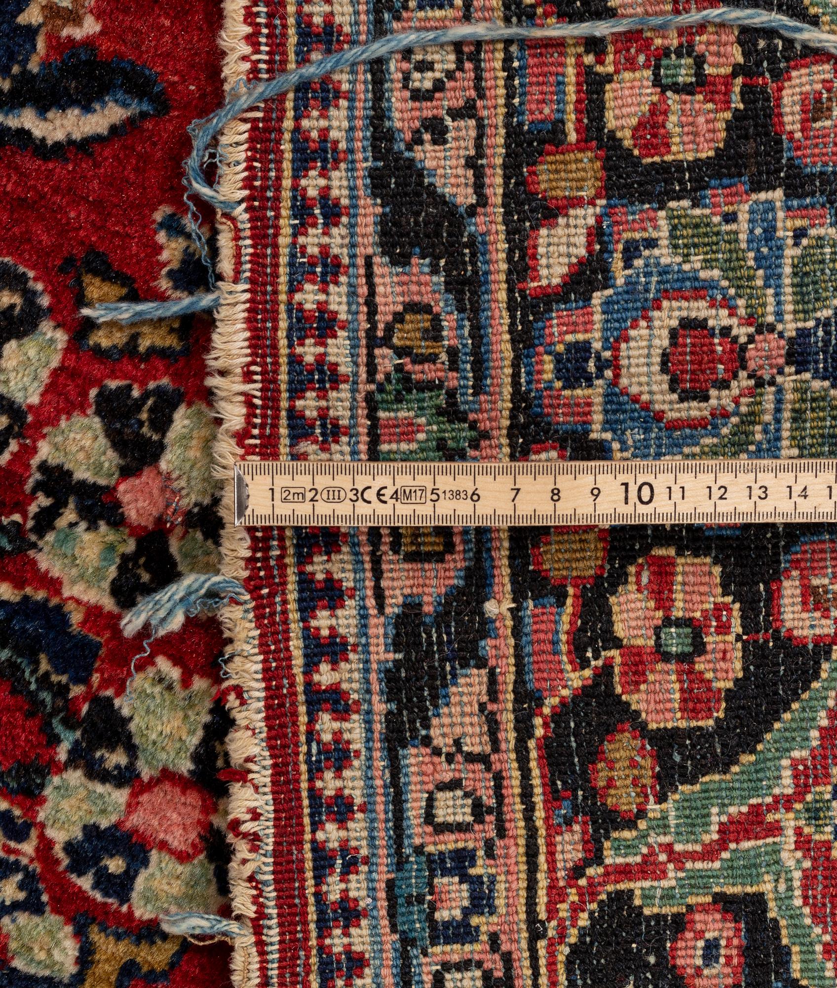 Matto, semi-antique Sarouk, ca 268 x 295 cm.