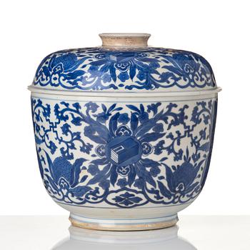 A large blue and white jar with cover, Qing dynasty, Kangxi (1662-1722).