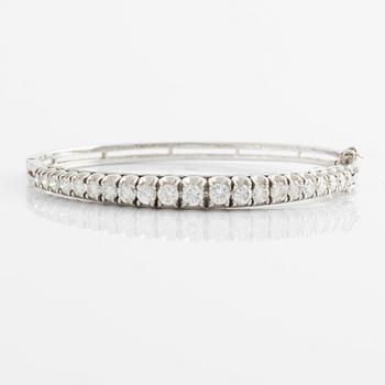 14K gold bangle with round brilliant-cut diamonds.