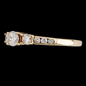 RING, 14K gult guld, diamanter tot ca 0.57 ct.