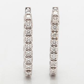 Örhängen, 18K vitguld med briljantslipade diamanter.