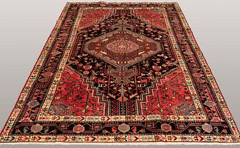 A Hamadan rug, approx. 305 x 185 cm.