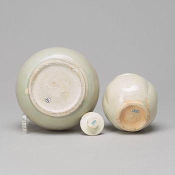 KRUKA med LOCK, URNA samt FAT, porslin. Sydostasien, Sawankhalok, presumably 1400/1600-tal.