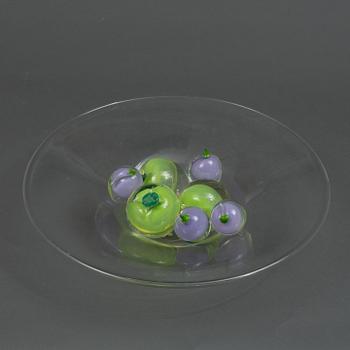 Hanne Dreutler & Arthur Zirnsack, "Äpple-Plommon-fat  nr 1", med åtta frukter i glas, Studio Åhus, 1988.