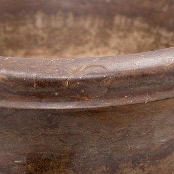 Piedestal, med ytterfoder i kalksten, omkring år 1900.