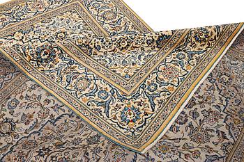 A Kashan carpet, c. 316 x 196 cm.
