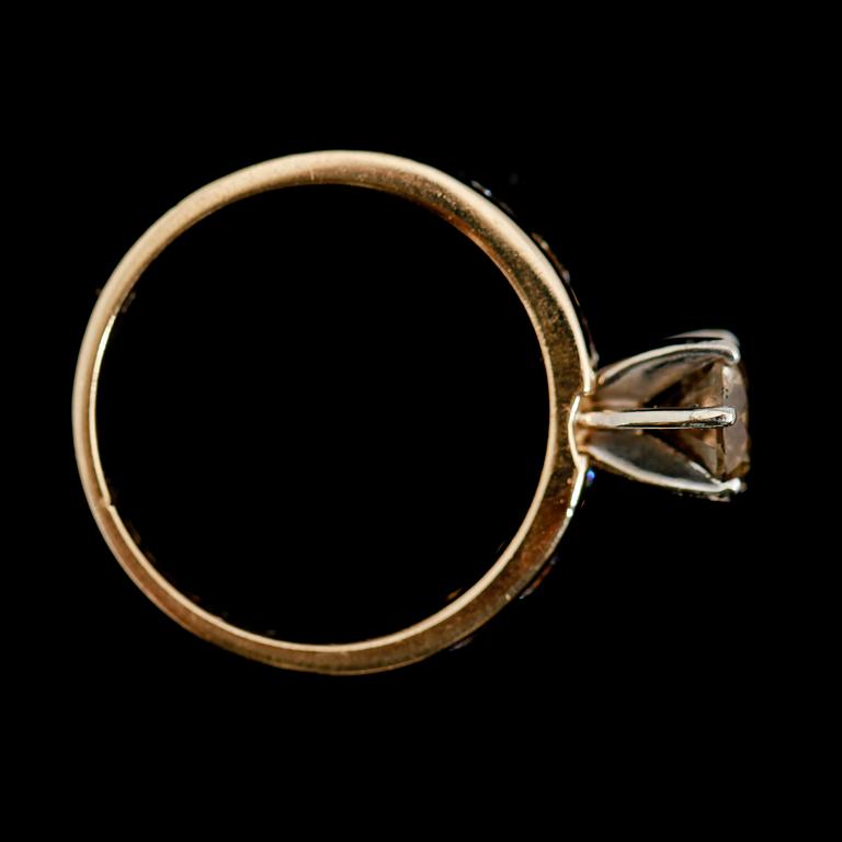 RING, 14 k guld, briljantslipade diamanter tot ca 0.90 ct. Total vikt ca 3 g.