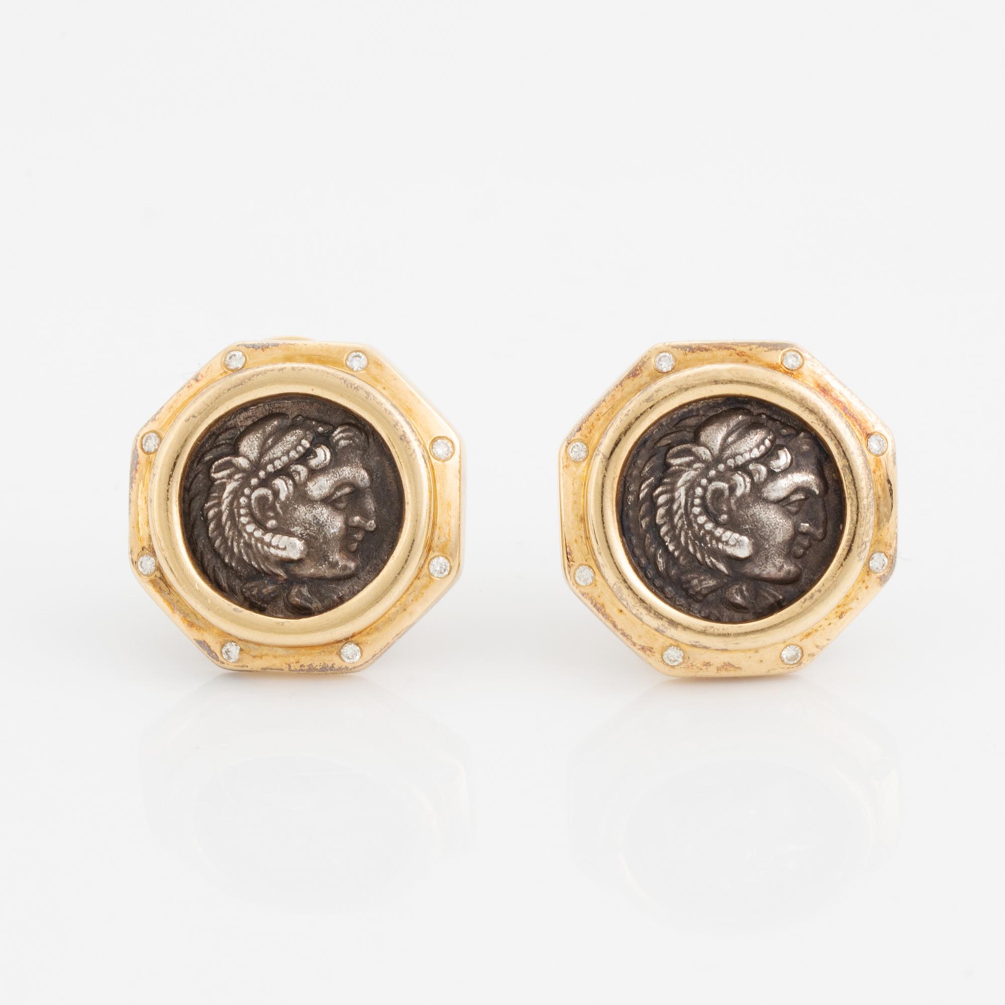 Örhängen, ett par 18K guld med mynt och briljantslipade diamanter.