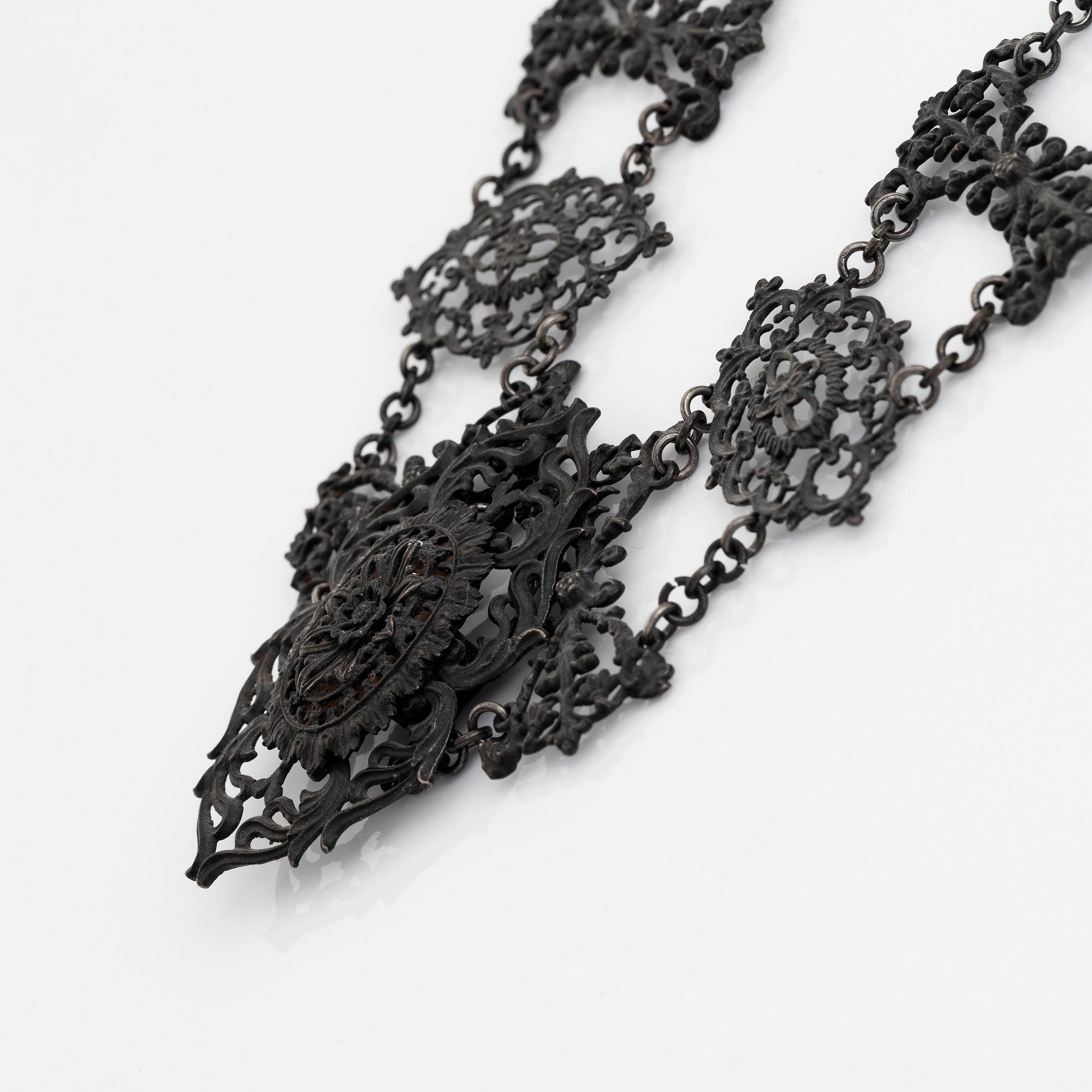 Collier svärtat gjutjärn.
