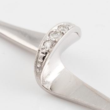 18K white gold and brilliant cut diamond earrings, Alton.