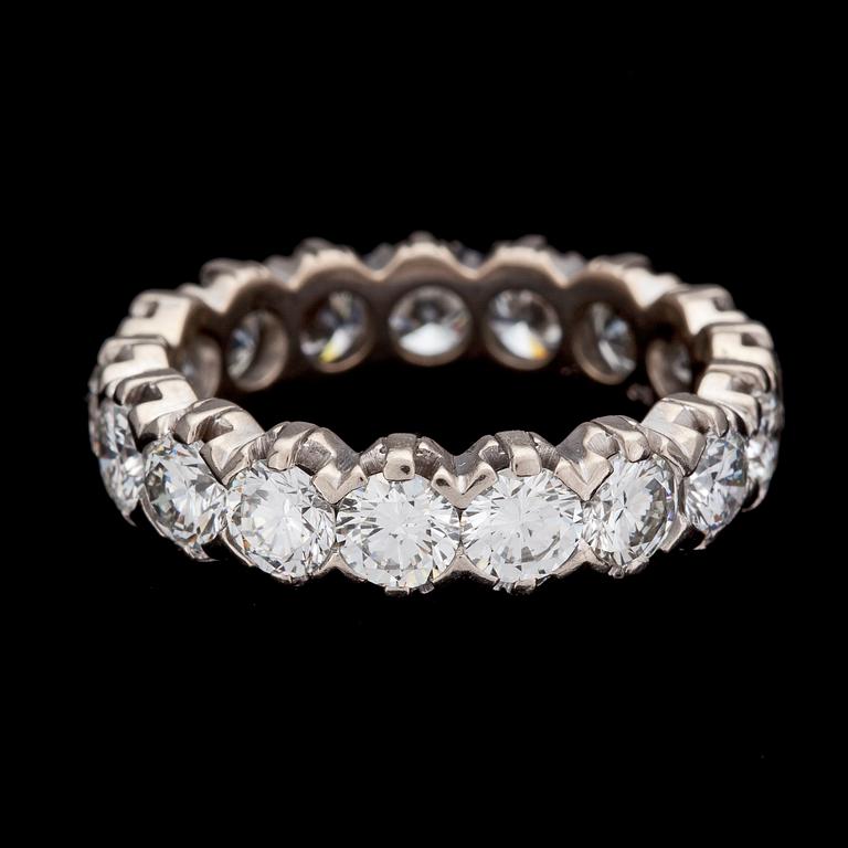 RING, sk eternity ring, briljantslipade diamanter, tot. ca 4.20 ct.