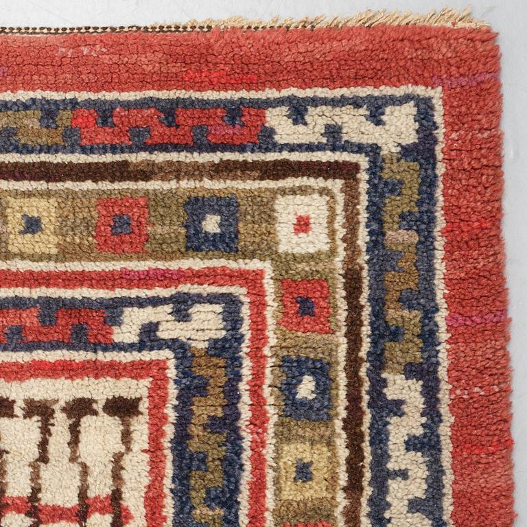 Märta Måås-Fjetterström, A carpet, "Röda trädgårdsmattan", knotted pile, ca 442-448,5 x 360-367 cm, signed AB MMF.