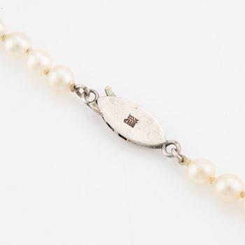 Necklace, with graduated pearls, silver clasp.