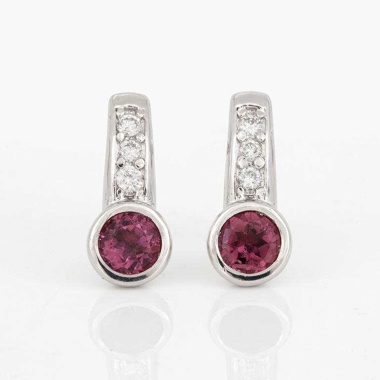 ÖRHÄNGEN, ett par med rosa turmaliner ca 1.10 ct och diamanter totalt ca 0.25 ct.