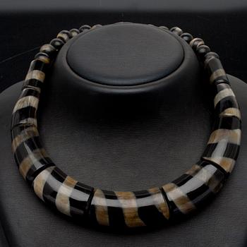 HALSBAND, buffelhorn. Nyproduktion.