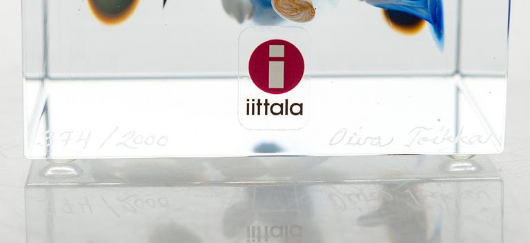 OIVA TOIKKA, An annual glass cube, signed Oiva Toikka Nuutajärvi 2005 and numbered 374/2000.