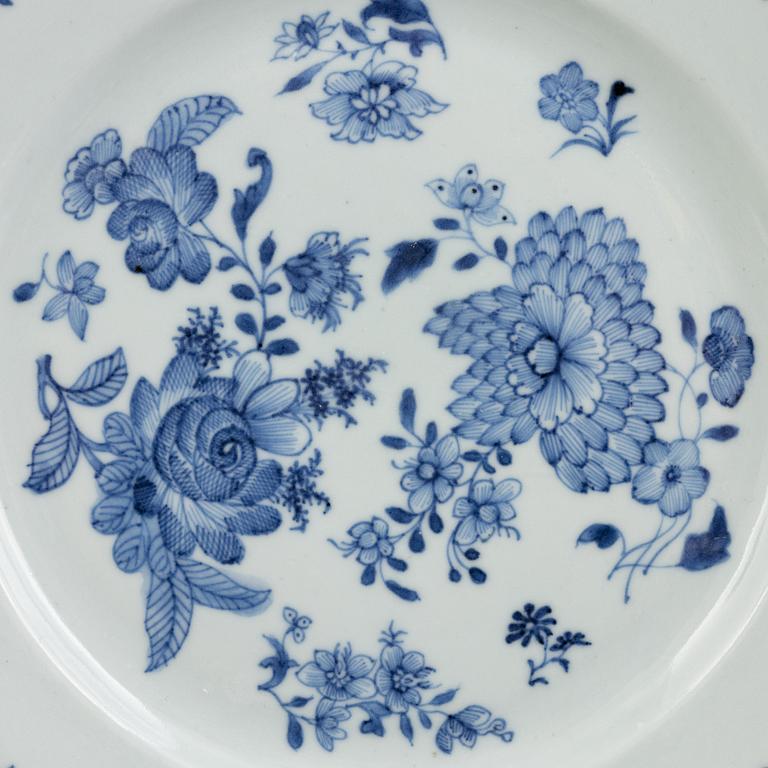 A set of 24 Chinese export porcelain plates, Qing dynasty, Qianlong (1736-95).