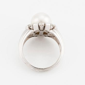 A platinum W.A. Bolin ring with a pearl and round brilliant- and step-cut diamonds. Stockholm 1960.