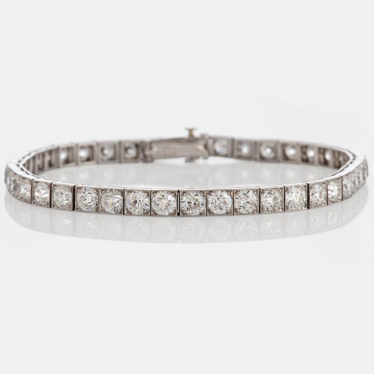 A Tiffany tennis bracelet in 18K white gold set with old-cut diamonds with a total weight of ca 6.45 cts.