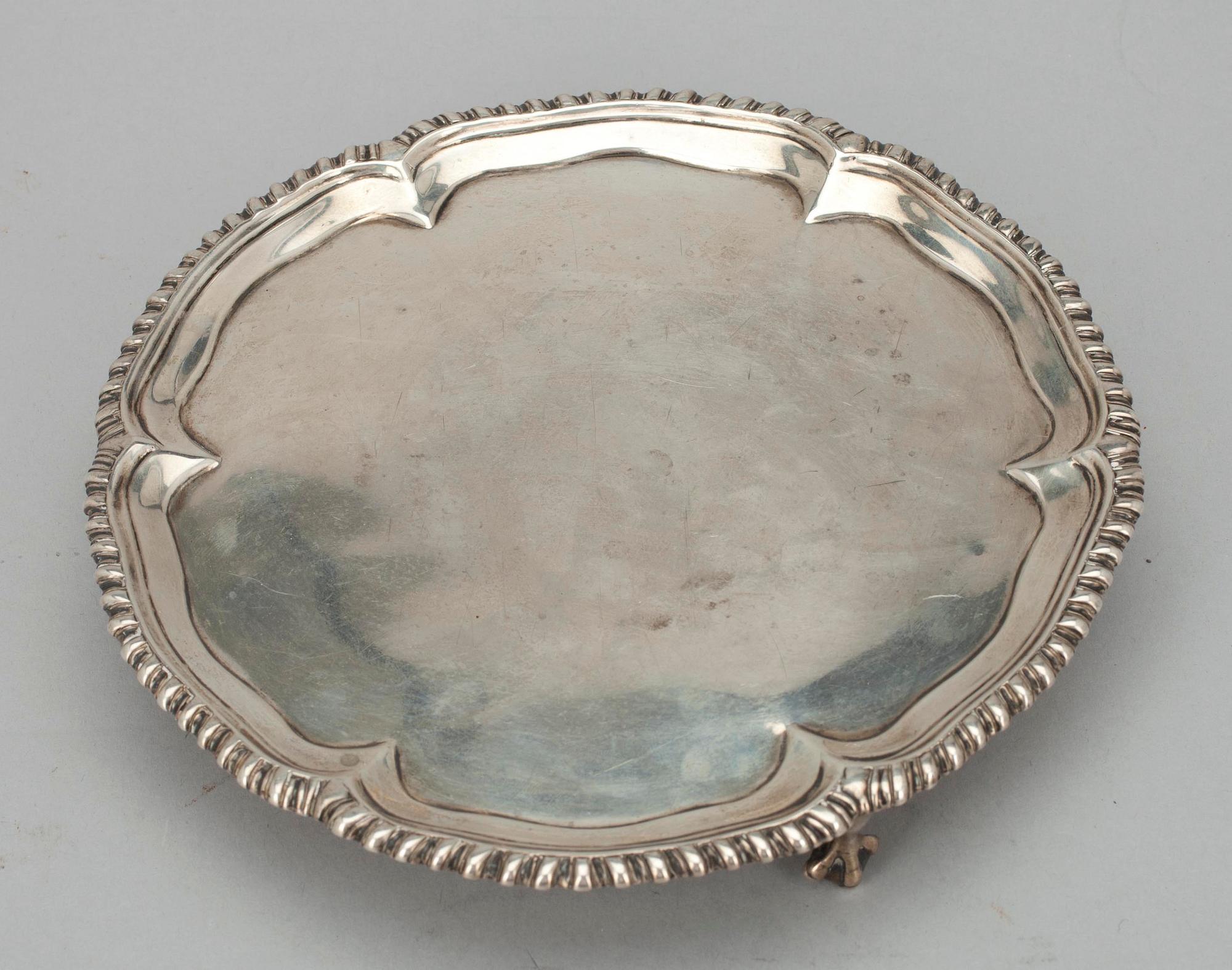 BRICKA, silver, Wilson & Gill, London 1891. Vikt ca 366,7 g.