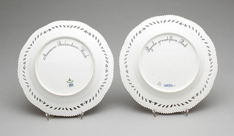 TALLRIKAR, 2 st, porslin, "Flora Danica", Royal Copenhagen.