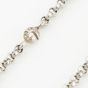 A clasp in 18K white gold with two Ole Lynggaard silver necklaces.