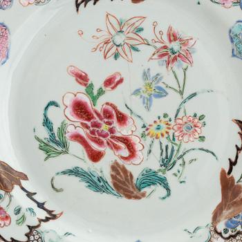 A set of 8 famille rose dinner plates, Qing dynasty, Qianlong (1736-95).