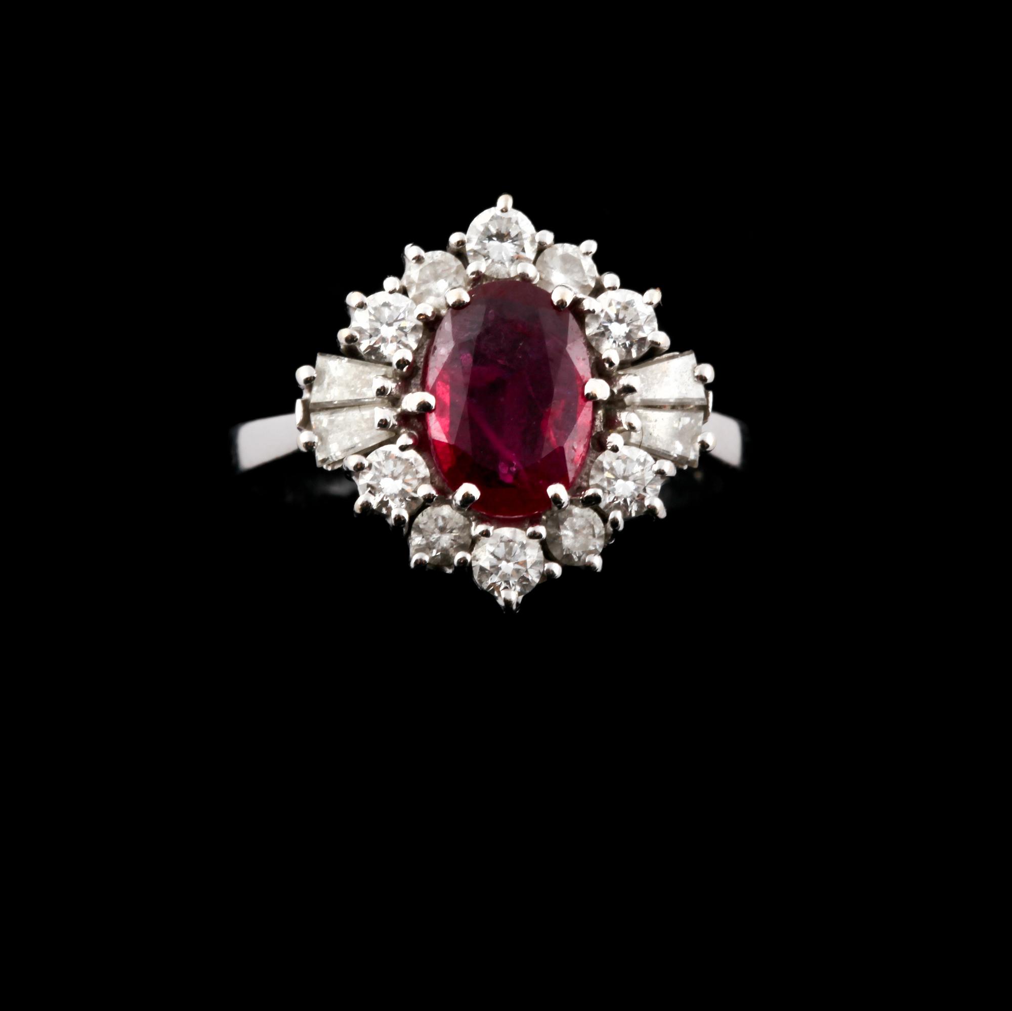 RING, 18k vitguld med fasettslipad rubin ca 2.00 ct samt 10 briljant och 4 trapetsslipade diamanter. Vikt 5,5 g.