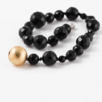 ARMBAND, fasettslipad onyx med lås i 18 K guld, Ole Lynggaard.