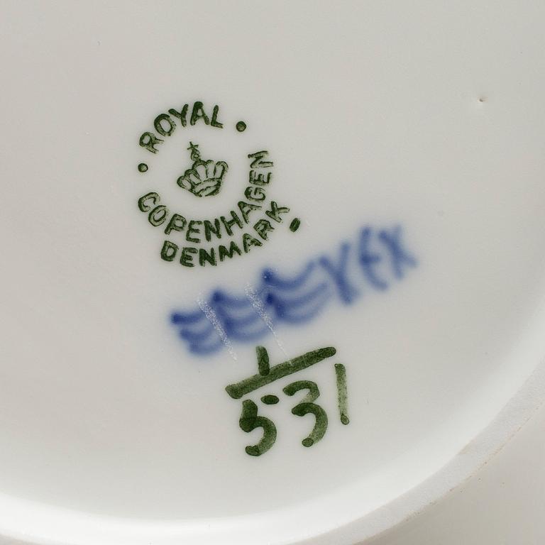 A dinner and coffee service from Royal Copenhagen, ca 100 pieces (third).