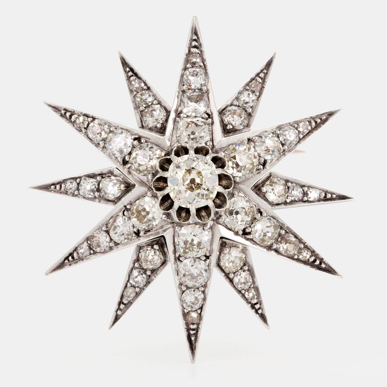 En stjärnbrosch med gammalslipade diamanter.