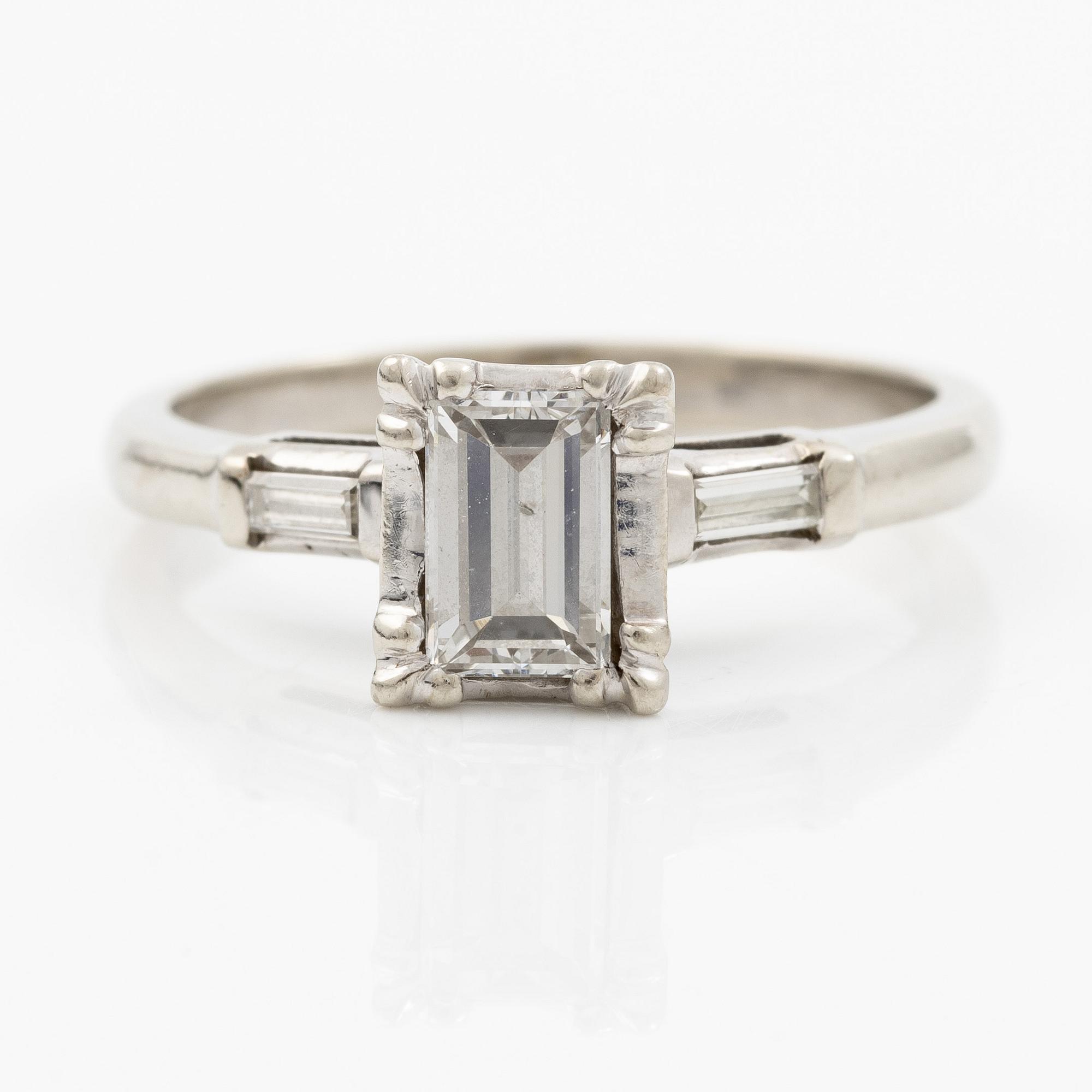 Ring 14K white gold with baguette-cut diamond.