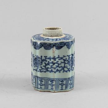 A blue and white tea caddy and a ginger jar, Qing dynasty, circa 1900.