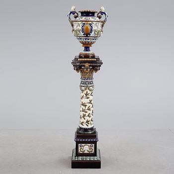 PIEDESTAL MED URNA, majolika. Rörstrand. 1800-talets slut.