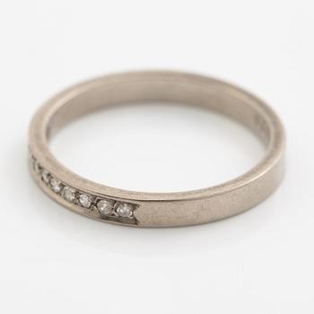 Ringar, 2 stycken, 18K vitguld med diamanter och smaragder.