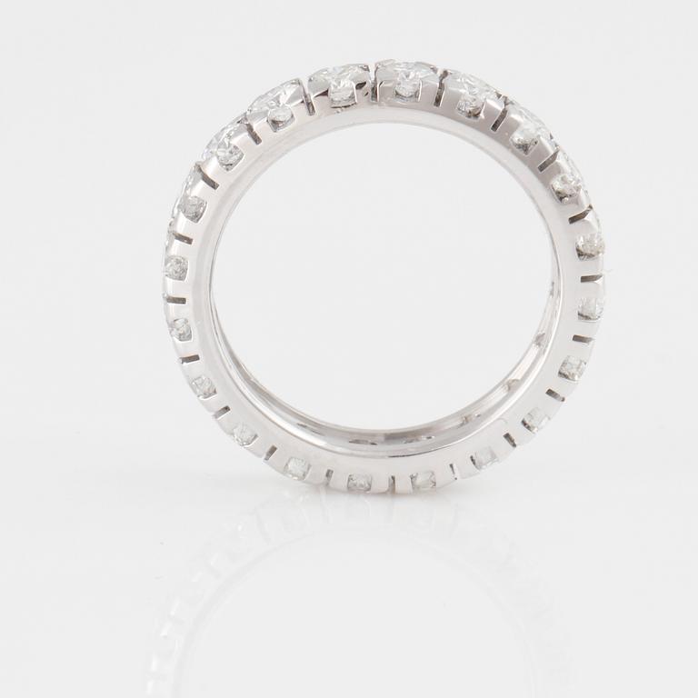 RING, sk eternityring, med briljantslipade diamanter, ca 1.90 ct.