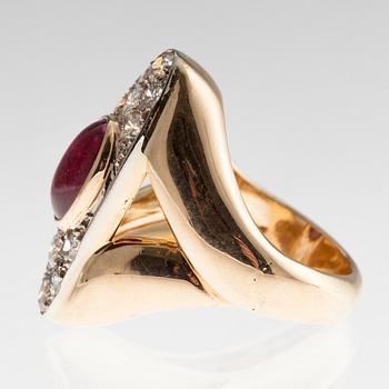 A RING, 18K gold, ruby c. 3 ct, old- and brilliant cut diamonds c. 1,4 ct. Late 1900 s. Weight 16,4 g.