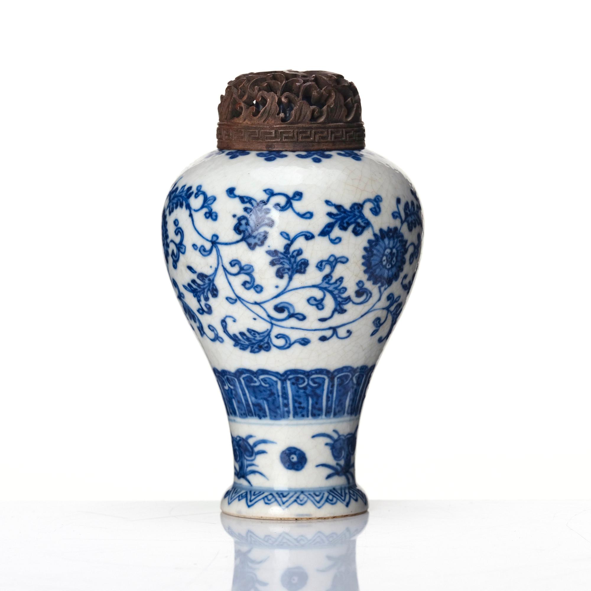 Miniatyrvas, porslin. Kina, Qingdynastin, 1700-tal.