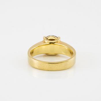 Ring solitär 18K guld med en ca 2,14 ct rund briljantslipad diamant.