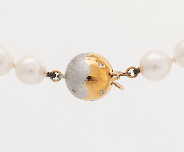 PEARL NECKLACe, cultured pearls 7,5-8 mm, clasp 18K gold diamonds and spacers 18K gold and diamonds 0,60 ct in total.