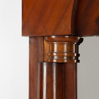 A mahogany veneered mirror with console table. First part of the 19th century.