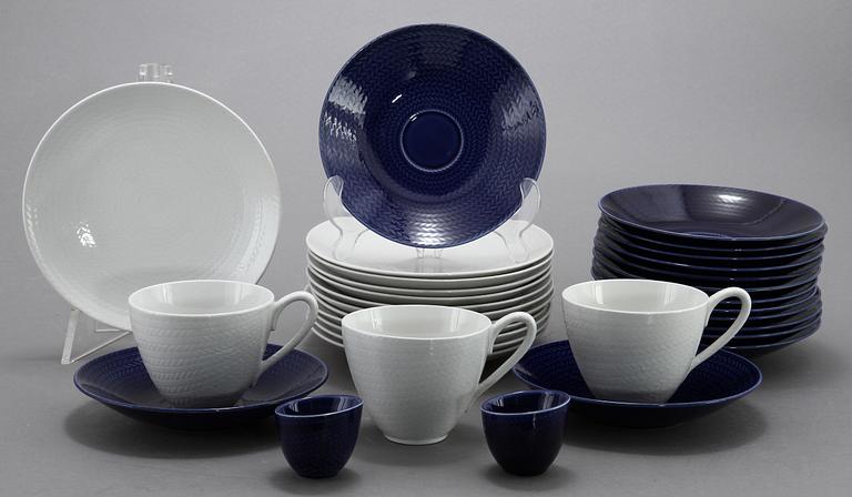 SERVISDELAR, 29 st, flintgods, "Blå eld", Hertha Bengtsson, Rörstrand.