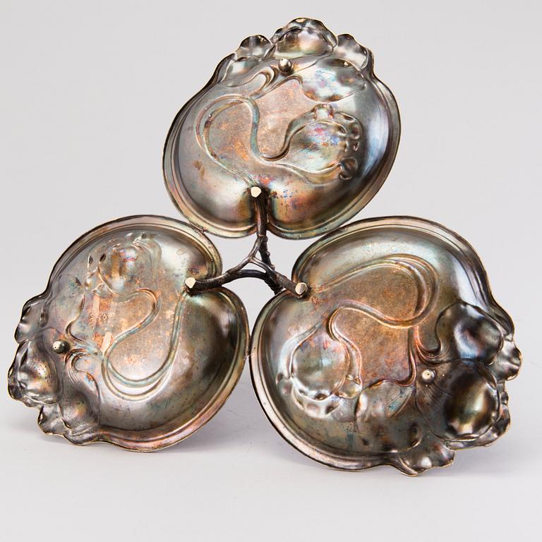 A silver-plate brass serving dish, Fraget, Warsaw, circa 1896-1914.
