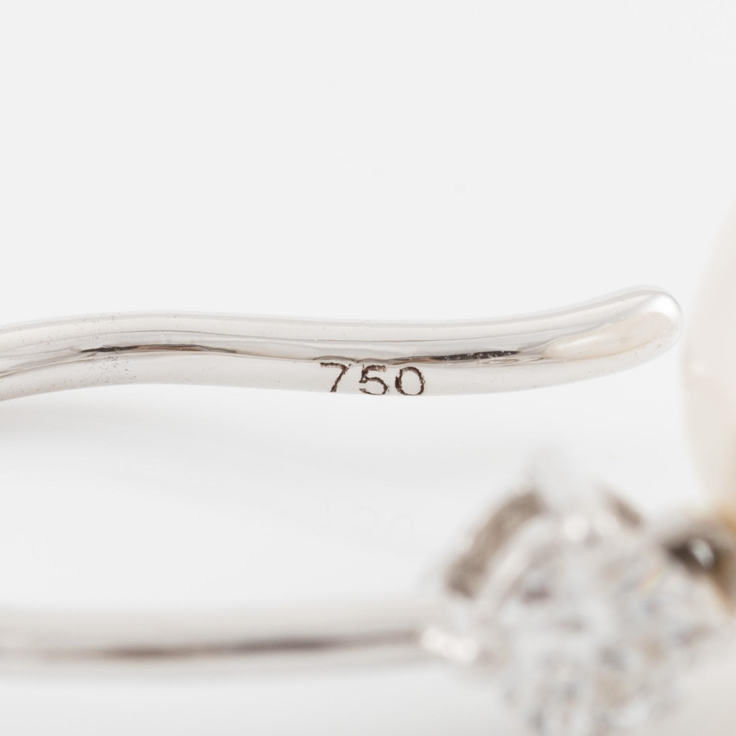 Earrings, 18K white gold with oval pearls and brilliant-cut diamonds.