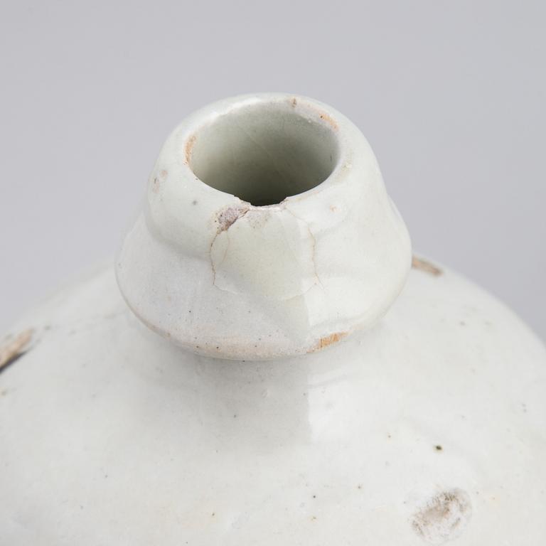 Sakeflaskor, 12 stycken, glaserad keramik, Japan, 1900-talets första hälft samt 1900-talets mitt.